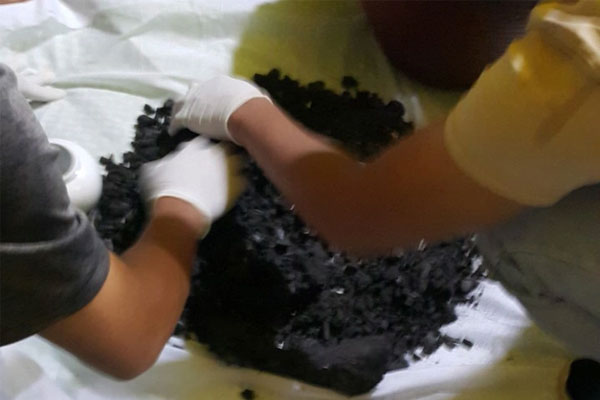 Công an tỉnh Lâm Đồng tiếp nhận tro cốt bé trai bị thiêu để giám định-1