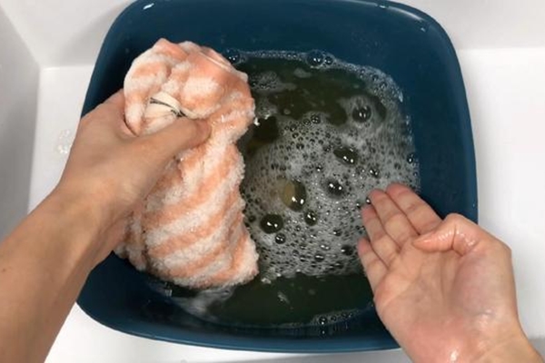 Cho thứ bột này xuống bồn rửa bát, dầu mỡ biến mất chỉ trong 15 phút, sạch tinh-4