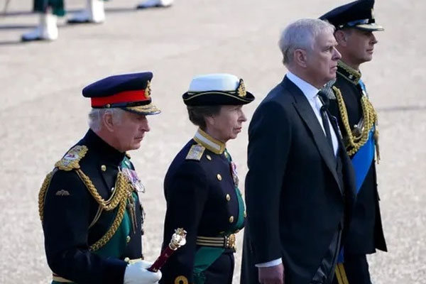 Hoàng tử Harry không được mặc quân phục tại lễ tang nữ hoàng Anh-1
