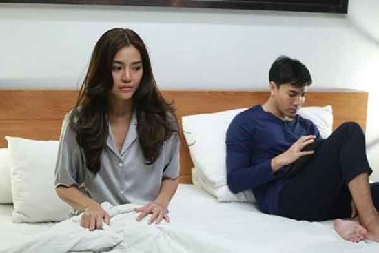 Ngỡ ngàng khi thấy chồng đang quỳ gối trong phòng bố mẹ