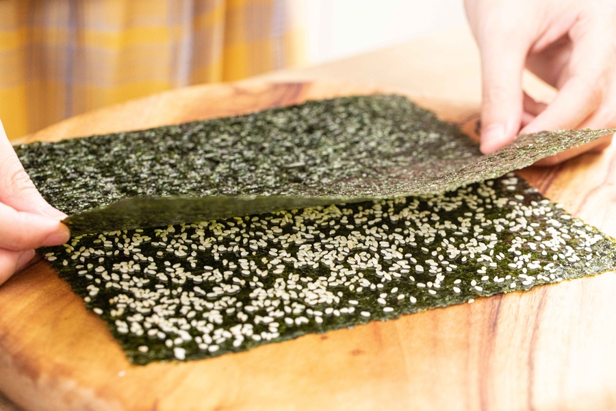 Snack rong biển tẩm vừng giòn tan thơm ngon-6