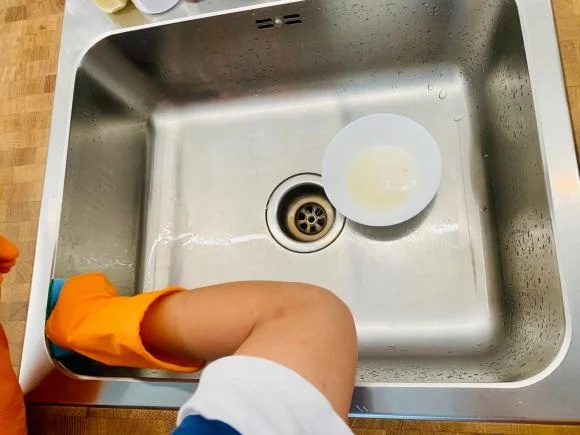 Cho thứ bột này xuống bồn rửa bát, dầu mỡ biến mất chỉ trong 15 phút, sạch tinh-1