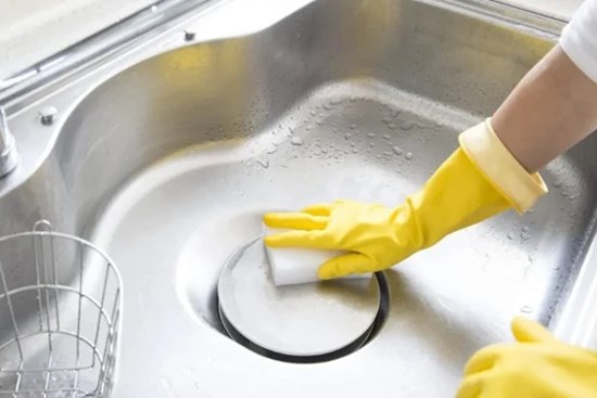 Cho thứ bột này xuống bồn rửa bát, dầu mỡ biến mất chỉ trong 15 phút, sạch tinh