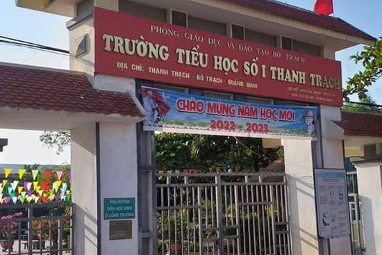 Học sinh lớp 2 ngã từ lan can xuống sân trường, gãy cả 2 tay