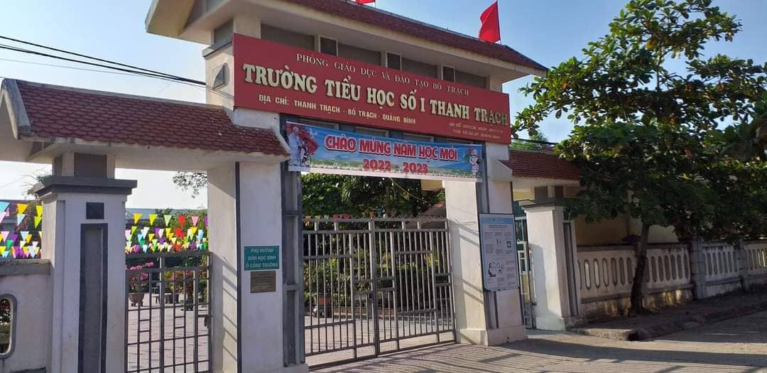 Học sinh lớp 2 ngã từ lan can xuống sân trường, gãy cả 2 tay-1