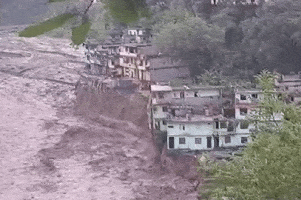 Hình ảnh lũ quét cuốn trôi ôtô, làm sập nhà ở Nghệ An-11