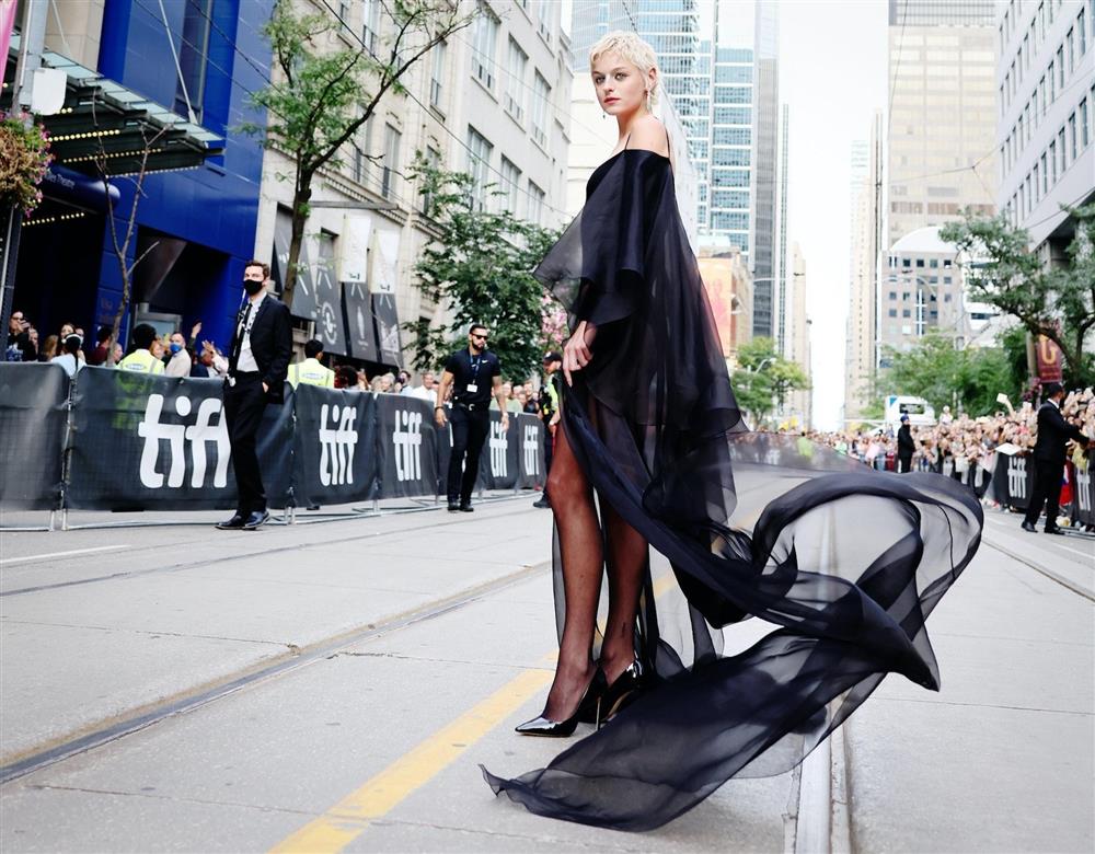 Mỹ nhân đóng Công nương Diana mặc đồ khoét hông phản cảm trên thảm đỏ-3