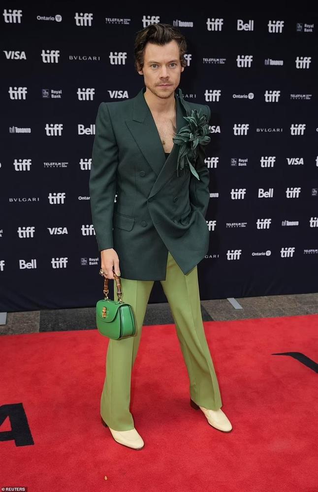 Mỹ nhân đóng Công nương Diana mặc đồ khoét hông phản cảm trên thảm đỏ-6