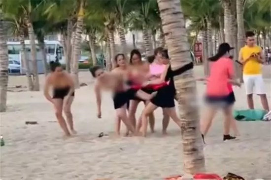 Lại thêm nhóm nữ du khách cởi áo chơi team building ở Hạ Long