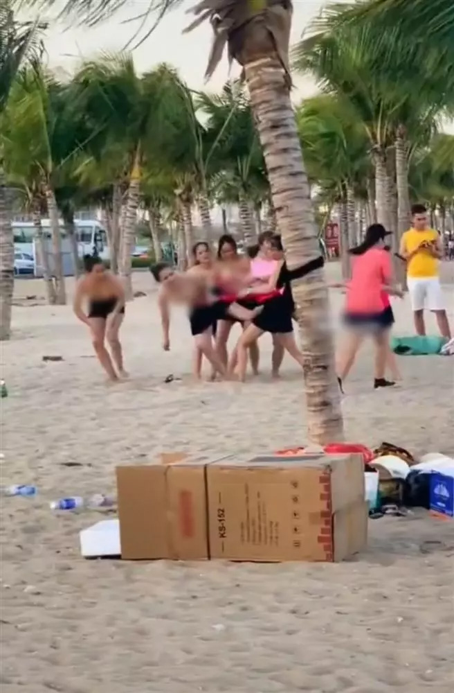 Vụ nhóm phụ nữ để ngực trần chơi team building: Hé lộ về nhóm du khách-1