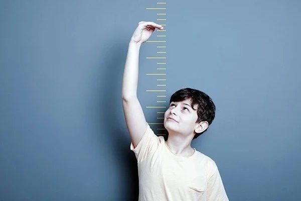 6 đặc điểm của trẻ sơ sinh giúp cha mẹ phỏng đoán được con cao hay thấp-3