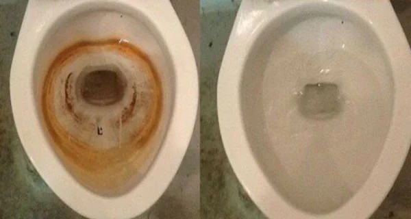 Bồn cầu đầy cặn bẩn, hôi hám cứ bỏ ngay 2 thứ rẻ tiền này vào là sạch bong như mới-1