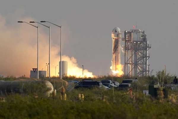 Tên lửa của tỷ phú Jeff Bezos bốc cháy ngay sau khi cất cánh-1