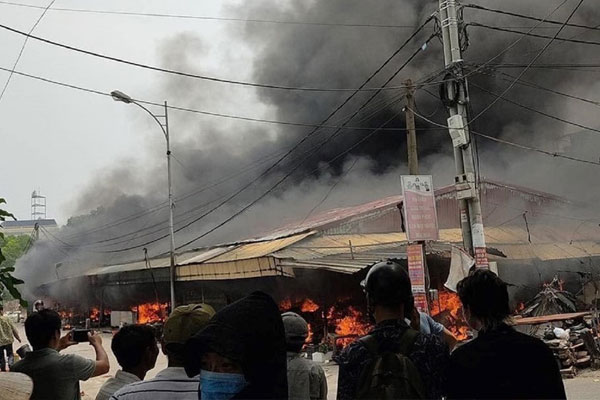 Cháy chợ ở Hưng Yên, 2 dãy ki - ốt bị thiêu rụi-1