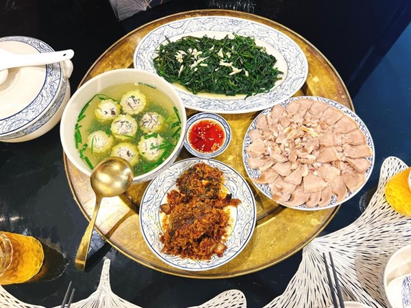 Mặc kệ lùm xùm tình ái, Phương Oanh vẫn chăm chỉ vào bếp trổ tài nấu toàn món ăn ngon, hấp dẫn đưa cơm-2
