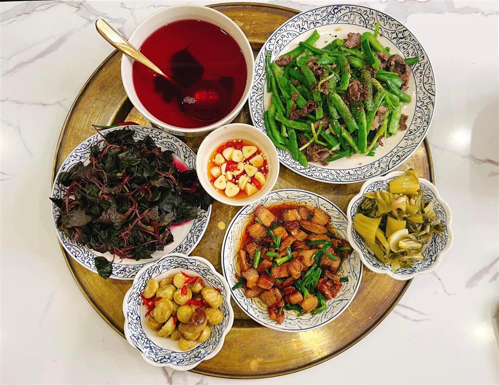 Mặc kệ lùm xùm tình ái, Phương Oanh vẫn chăm chỉ vào bếp trổ tài nấu toàn món ăn ngon, hấp dẫn đưa cơm-7