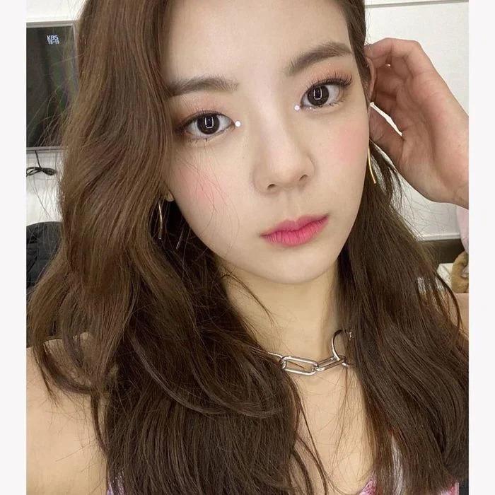 Mỹ nhân Hàn đẹp quyến rũ với kiểu trang điểm đính đá ở mắt-7
