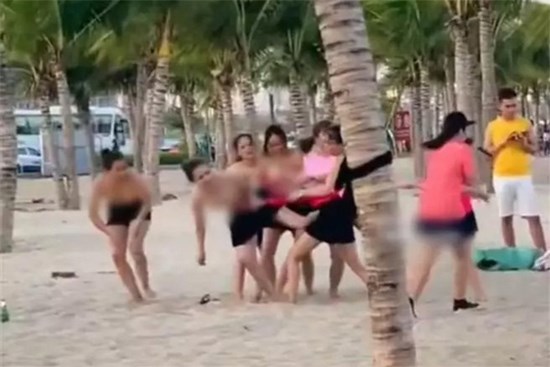 Vụ nhóm phụ nữ để ngực trần chơi team building: Hé lộ về nhóm du khách