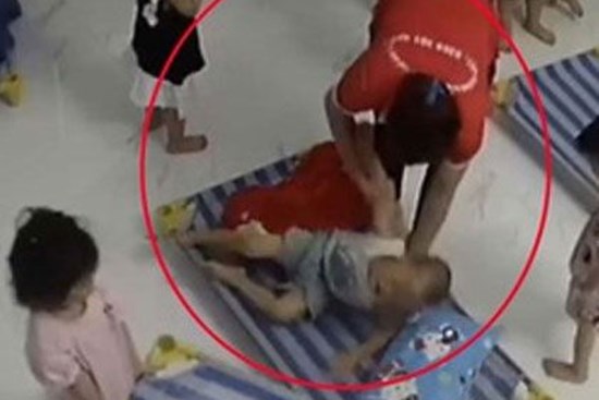 CLIP: Phản cảm cảnh nữ bảo mẫu mầm non lôi trẻ đang ngủ dậy