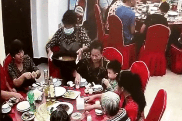 Nhân viên tuột tay khiến nồi súp nóng đổ lên người thực khách