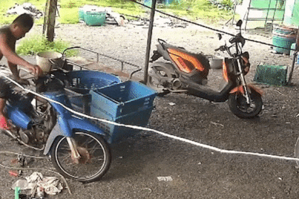 Vừa nổ máy, chiếc xe bất ngờ bốc cháy dữ dội