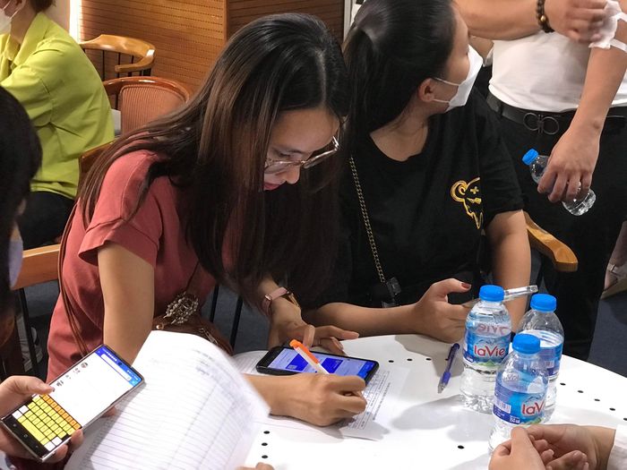 Phụ huynh kéo đến tố trung tâm tiếng Anh ở Hà Nội thu phí rồi hoãn dạy-1