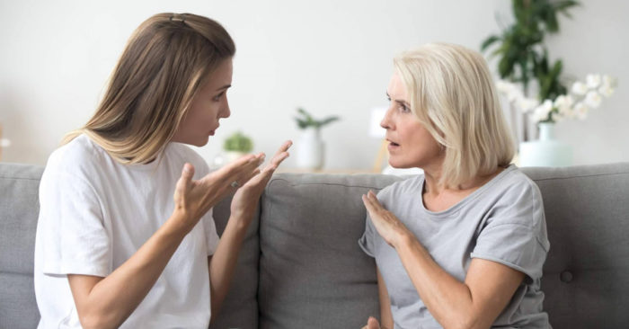 Mẹ đẻ lên chơi đầy tháng với cháu, mẹ chồng liên tục nói lời mỉa mai, cạnh khóe khiến tôi tức nghẹn họng-1