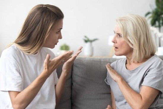 Mẹ đẻ lên chơi đầy tháng với cháu, mẹ chồng liên tục nói lời mỉa mai, cạnh khóe khiến tôi tức nghẹn họng