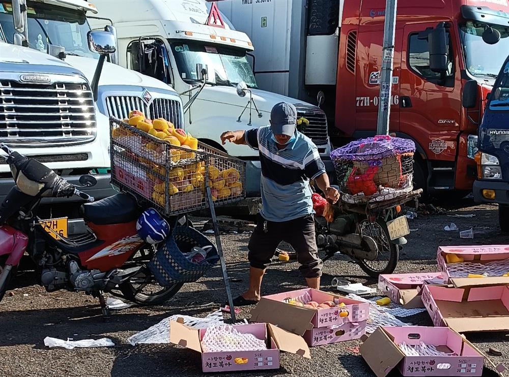 Trái cây Trung Quốc ồ ạt đổ về chợ đầu mối, giá rẻ không ngờ-5