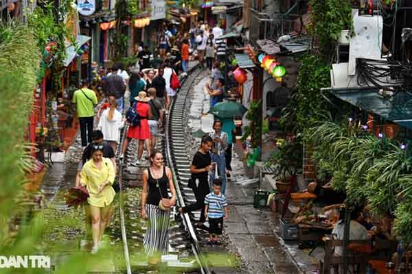 Hà Nội: Du khách nước ngoài gặp nạn khi chụp ảnh ở phố cà phê đường tàu-2