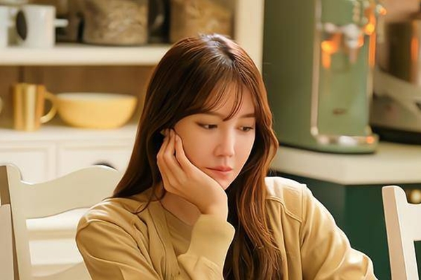 Chị chồng bị mất chiếc nhẫn kim cương đắt tiền liền đòi kiểm tra túi xách của tôi, nhìn thấy thứ bên trong, tôi quyết định ly hôn-2