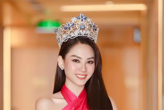 Hoa hậu Mai Phương bán vương miện sau 1 tháng đăng quang