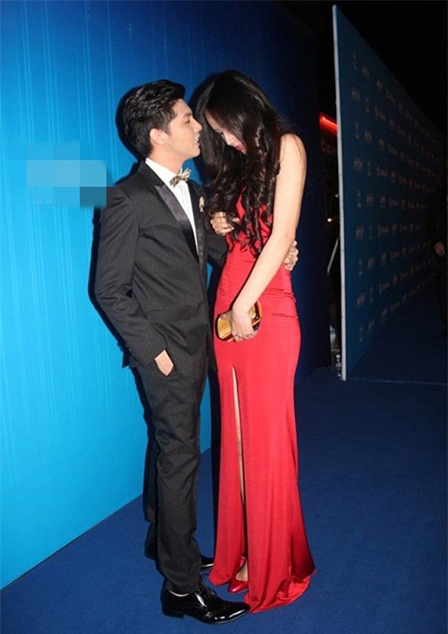 Ngọc Trinh vất vả che chắn vì mặc đầm cut-out đi tiệc rượu-5