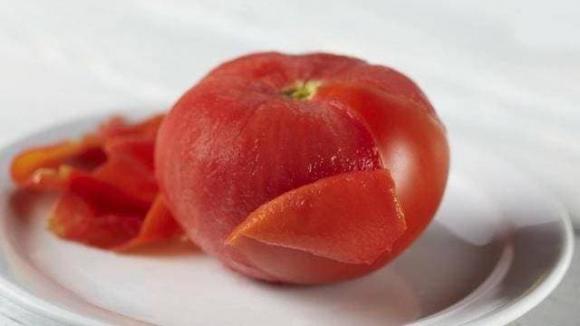 Không dùng nước sôi để lột vỏ cà chua, dạy bạn một phương pháp đơn giản, lột vỏ trong 10 giây-1