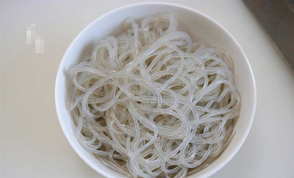 Ngày thu làm món miến xào ăn rất ngon, dinh dưỡng đầy đủ và công thức lại đơn giản-3