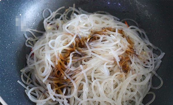 Ngày thu làm món miến xào ăn rất ngon, dinh dưỡng đầy đủ và công thức lại đơn giản-7