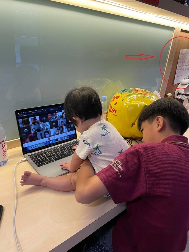 Dân mạng phát hiện chi tiết đặc biệt trên bàn học của Subeo, nức nở khen ngợi Cường Đô la vì cách dạy con-1