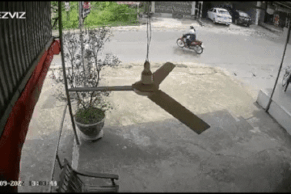Nhấn nhầm chân ga, nữ tài xế húc văng hàng loạt xe máy-1
