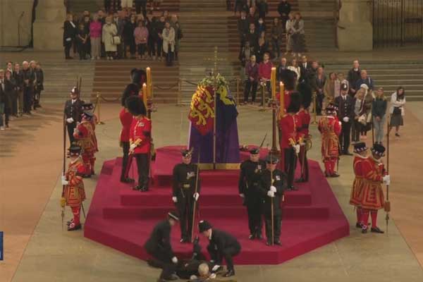 Lính canh ngã gục trong lễ viếng nữ hoàng Anh-1