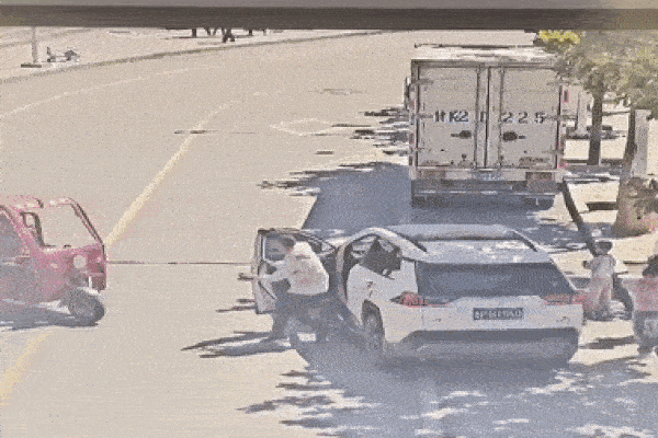 Người đàn ông dũng cảm lấy thân mình chặn xe ba bánh cứu bé trai khỏi tai họa