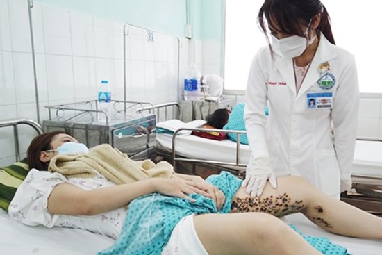Chi 8 triệu chữa rạn da, cô gái trẻ đau đớn vì nhiễm trùng