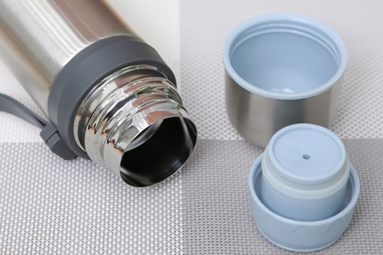 Thêm thứ này vào bình giữ nhiệt, mùi hôi biến mất nhanh chóng chỉ trong phút mốt mà chẳng cần cọ rửa