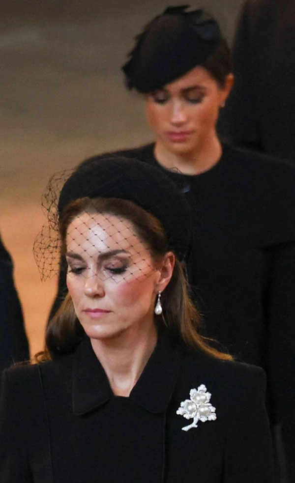 Vì sao các công nương, công chúa phải đeo mạng che mặt trong lễ tang-1