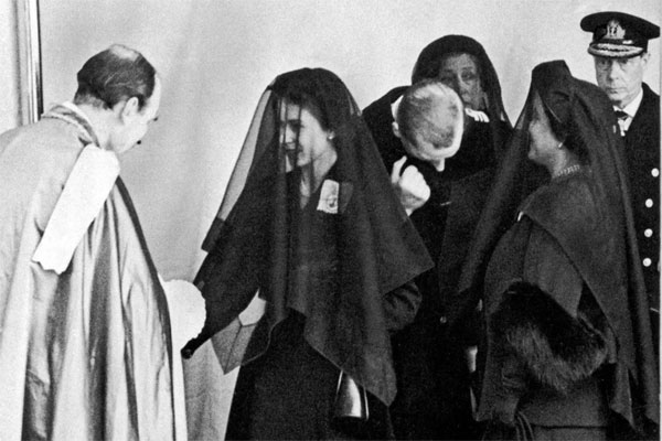 Vì sao các công nương, công chúa phải đeo mạng che mặt trong lễ tang-2