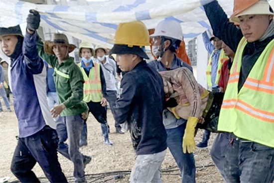 Sập tường trong khu công nghiệp, 5 người chết