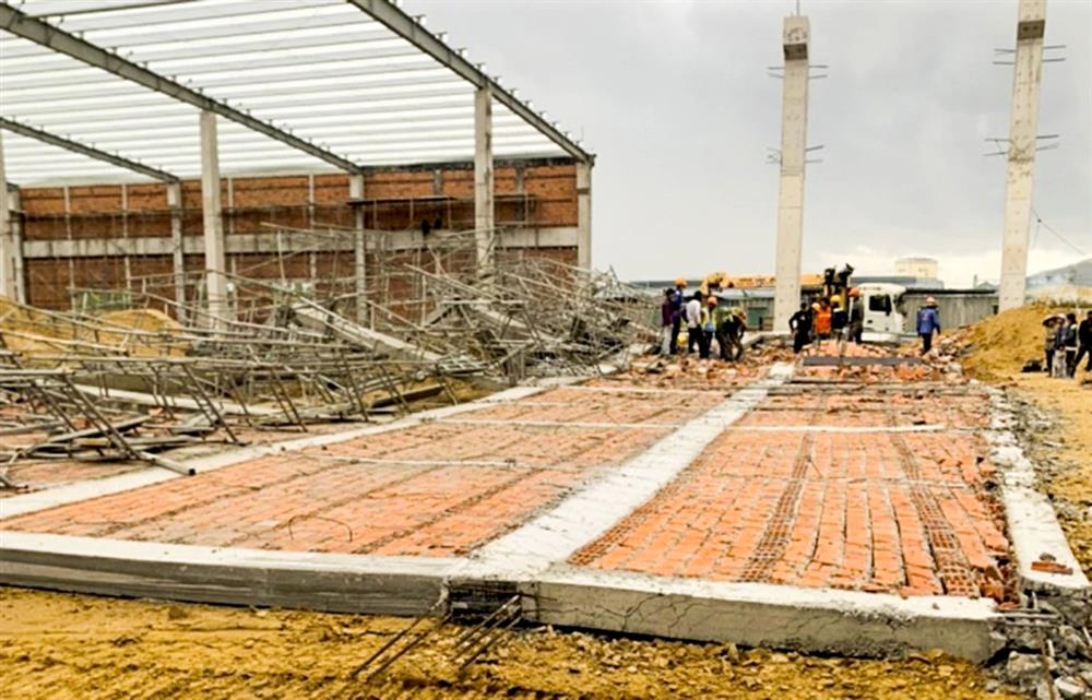 Sập tường trong khu công nghiệp, 5 người chết-1