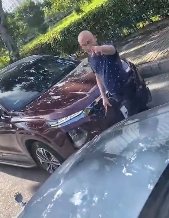 Người tự xưng là chánh thanh tra đi ô tô ngược chiều bị phạt 5 triệu đồng, tước bằng lái 2 tháng-1