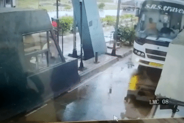 Tài xế ngủ gật, xe khách lao thẳng vào cabin trạm thu phí
