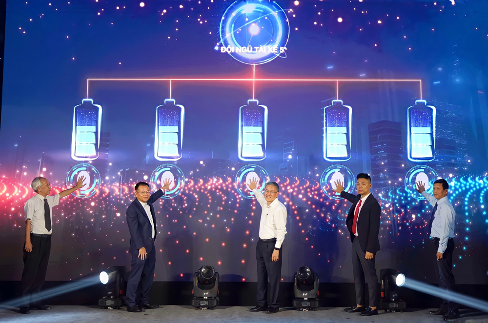 Ra mắt dịch vụ vận chuyển hàng hóa bằng xe máy điện AhaFast-2