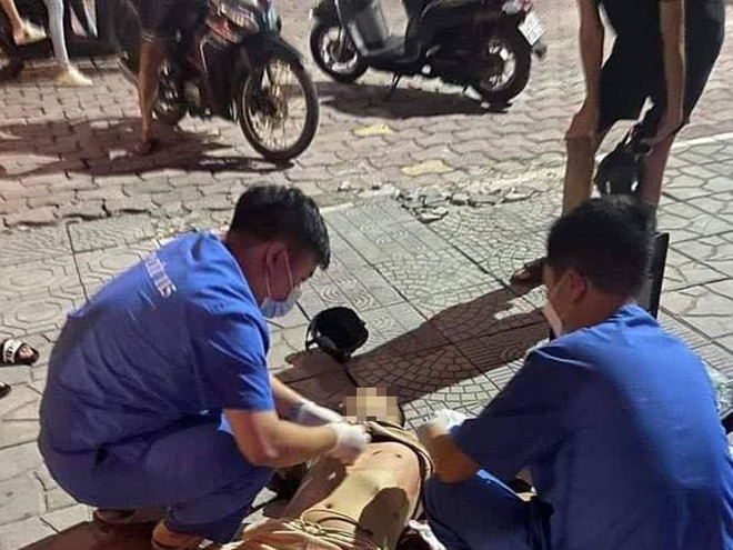 Nam thanh niên bị đâm trên phố Hà Nội, cô gái đi cùng bị ép lên ô tô-1